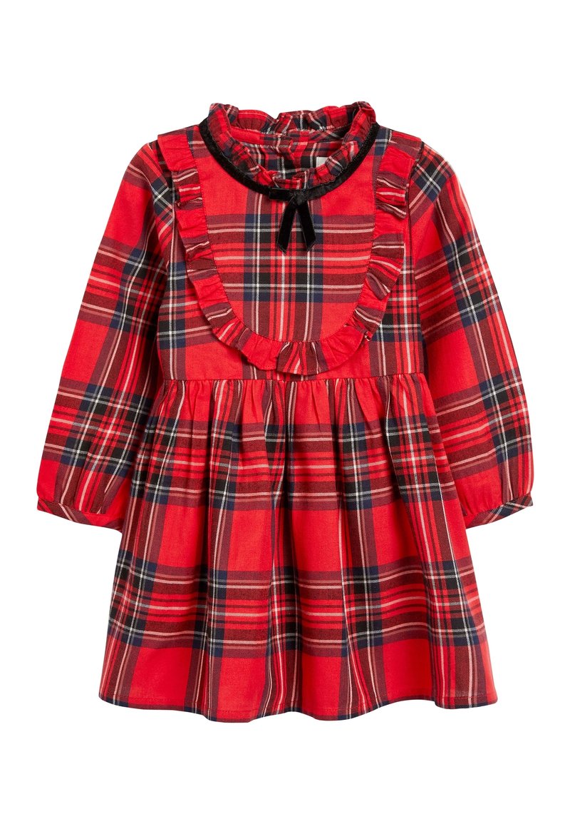 Robe à carreaux rouges avec des manches longues, un col froncé et une taille cintrée avec une jupe évasée. Noeud noir en accent au niveau du col.