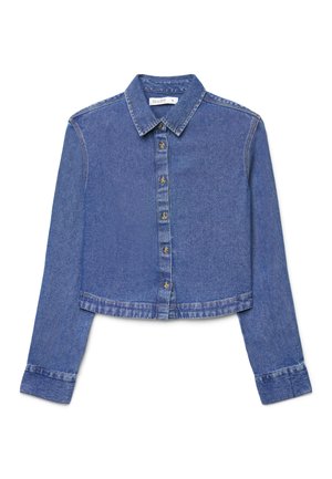 Camicia cropped in denim blu con maniche lunghe, colletto appuntito e chiusura frontale con bottoni, stesa su uno sfondo bianco.