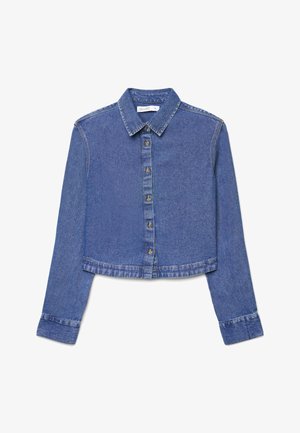Camicia cropped in denim blu con maniche lunghe, colletto appuntito e chiusura frontale con bottoni, stesa su uno sfondo bianco.