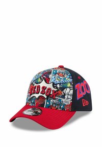 Cappellino da baseball rosso e nero con grafiche in stile fumetto, testo ricamato "RED SOX" e visiera strutturata. I colori notevoli includono accenti blu e gialli.