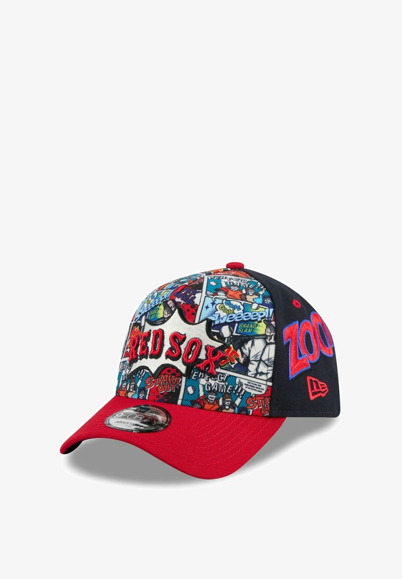 Rote und schwarze Baseballmütze mit Comic-Style-Grafiken, gesticktem "RED SOX"-Text und einem strukturierten Schirm. Auffällige Farben sind blaue und gelbe Akzente.