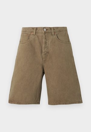 Shorts en denim de coton marron taille haute avec bouton à l'avant, fermeture éclair, passants pour ceinture et deux poches avant sur un fond uni.