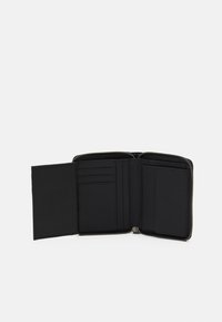 Schwarze Geldbörse mit umlaufendem Reißverschluss, glatter Oberfläche, mehreren Kartenfächern und einem offenen Fach für Bargeld oder zusätzliche Gegenstände.