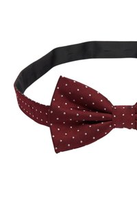 Bordeauxfärgad fluga med ribbad textur och vita prickar. Justerbar rem i solid svart, designad för formella tillfällen.