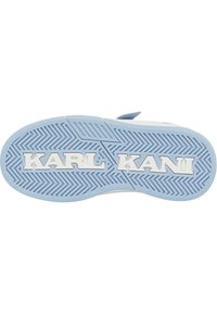 Talpa unui pantof sport cu model de tracțiune zigzag albastru și alb și inscripția "KARL KANI" în relief pe partea inferioară, cu litere mari albe.