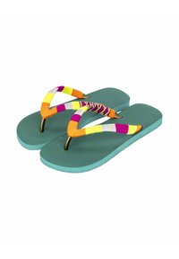 Tongs multicolores avec une semelle en caoutchouc turquoise, dotées d'une lanière en V enroulée dans des accents en tissu orange et violet.