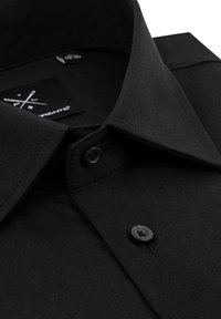 Czarna koszula zapinana na guziki z ostrym kołnierzykiem. Posiada gładką teksturę i pojedyncze zapięcie na guzik, z metką marki wewnątrz kołnierzyka.