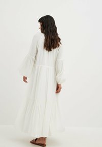 NA-KD STRUKTURIERTES FLIESSENDES - Vestito lungo - white
