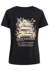Musta T-paita, jossa pino vanhoja kirjoja, ympärillä kukkia ja perhosia sekä teksti, joka määrittelee sanan "BOOKTROVERT".