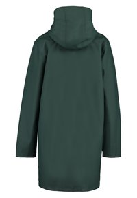 Long manteau à capuche vert foncé, en matériau imperméable. Présente une coupe droite, des manches longues et un design minimaliste sans éléments matériels visibles.