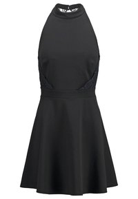 Černé šaty s halter výstřihem, pouzdrovým živůtkem a rozšířenou sukňovou částí. Obsahují krajkové výřezy po stranách a zapínání na zip na zádech. Hladká textura látky.