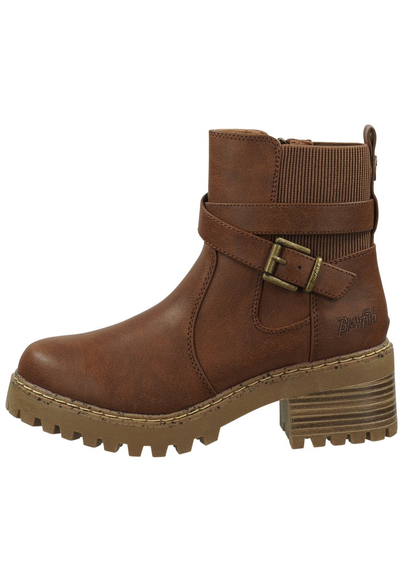 Brązowy botek za kostkę wykonany z syntetycznej skóry, z prążkowaną wstawką, akcentem klamry i masywnym obcasem z teksturowaną, wytrzymałą podeszwą.