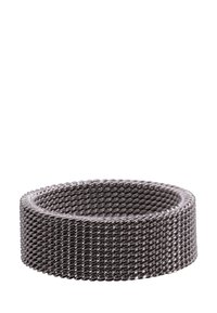 Braccialetto in rete metallica di colore grigio scuro con superficie liscia e rifinita. Design flessibile, forma rotonda e texture tessuta uniforme.