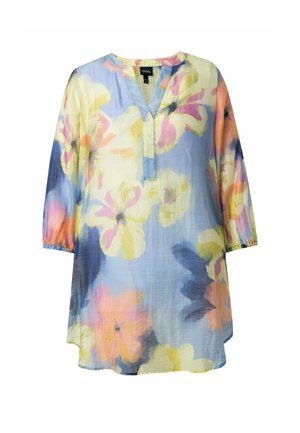 Kwiatowa tunika w jasnoniebieskim kolorze, z dekoltem w kształcie litery V, rękawami o długości 3/4 oraz luźnym krojem. Wzór obejmuje pastelowe żółte, różowe i fioletowe kwiaty.