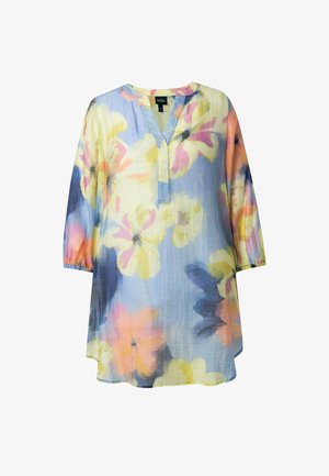 Vaaleansininen kukallinen tunika, jossa on V-aukko, kolme neljänneksen hihaa ja rento istuvuus. Kuvio sisältää pastellinkeltaisia, vaaleanpunaisia ja violetteja kukkia.