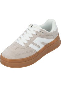 Sneaker beige in suede con accenti bianchi, dotato di lacci piatti bianchi, punta rotonda e suola in gomma marrone. Parte superiore testurizzata per una migliore aderenza.