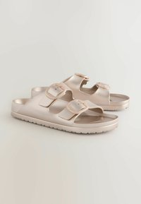 REGULAR FIT -  DOUBLE STRAP FLAT - Strandpapucsok és -szandálok - soft gold