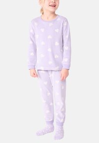 Set di pigiama per bambini in pile viola chiaro con motivi a cuori bianchi, composto da una maglietta a maniche lunghe e pantaloni abbinati con polsini elasticizzati.