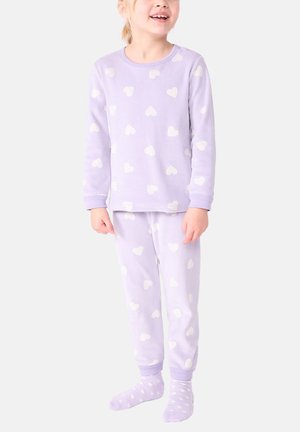 Kinderpyjama set in lichtpaarse fleece met witte hartpatronen, voorzien van een longsleeve top en bijpassende broek met elastische manchetten.