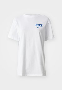 Bílý bavlněný tričko s modrým logem "NIKE" na přední straně. Klasický design s kulatým výstřihem, krátkými rukávy a volným střihem.