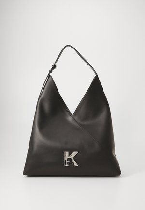 Zwart leren schoudertas met een driehoekige vorm, voorzien van een zilveren "K" logo accent en een enkele schouderband. Gladde textuur.
