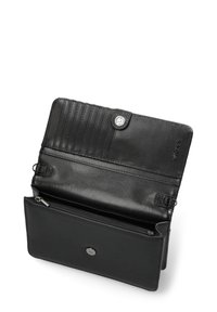 Portafoglio in pelle nera aperto per mostrare più slot per carte, un comparto con zip e una chiusura a bottone a pressione con il logo del marchio impresso all'interno.