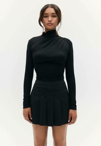 - Spódnica plisowana