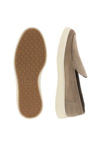 Chaussure en daim taupe sans lacets avec semelle en caoutchouc blanche, l'une montrant le dessus et l'autre la semelle avec un motif et le logo "Boggi Milano".