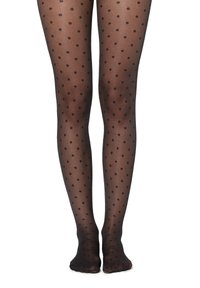 Des collants noirs à pois fabriqués en matière transparente, présentant un motif de petits pois noirs sur un fond transparent, couvrant les jambes en dessous des genoux.