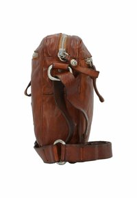 Braune Leder-Umhängetasche mit strukturiertem Finish, silbernem Beschlägen, einem Reißverschluss und einem verstellbaren Trageriemen. Kompakte, rechteckige Form.
