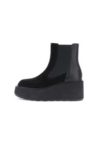 Stivale nero con suola piattaform in gomma. Presenta una combinazione di pelle liscia e camoscio, pannelli laterali elasticizzati e punta arrotondata.