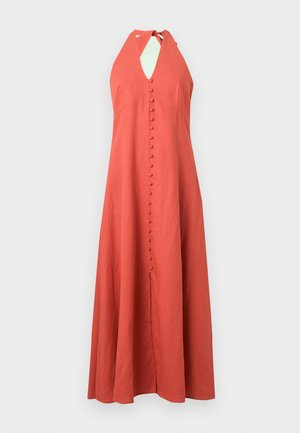 Robe corail sans manches avec col halter, boutons recouverts de tissu sur le devant courant le long du centre et une légère texture froissée.