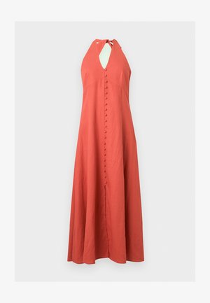 Robe corail sans manches avec col halter, boutons recouverts de tissu sur le devant courant le long du centre et une légère texture froissée.