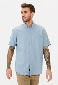 Lichtblauwe kortekorte mouwen overhemd met knopen in een zachte stof, met een zak en een subtiele logo-detail op de borst. Casual en relaxed fit.