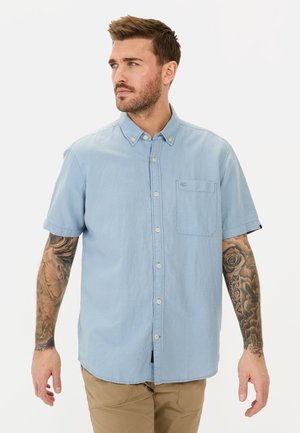 Lichtblauwe kortekorte mouwen overhemd met knopen in een zachte stof, met een zak en een subtiele logo-detail op de borst. Casual en relaxed fit.