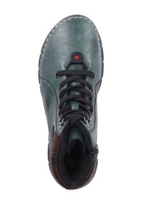 Zielony skórzany botek do kostki z czarnymi sznurowadłami, zaokrąglonym noskiem i brązową teksturowaną podszewką wewnętrzną; z czerwonym akcentem na języku.