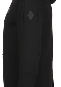 Felpa nera con pannelli testurizzati, due stelle ricamate e un emblema a forma di diamante con la lettera "B" sul petto.