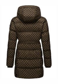 Brūns pūkains mētelis ar houndstooth rakstu, noņemamu kapuci un ribinātiem piedurknēm. Iespējas, kas nodrošina siltuma un izolācijas efektu, ir quilted daļas.