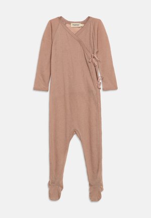 Barboteuse bébé texturée rose poudré à manches longues avec pieds et liens latéraux, conçue pour un habillage facile et le confort.