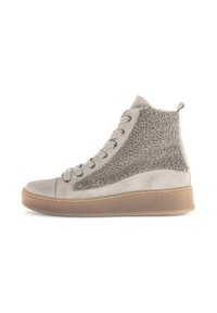 Baskets montantes en suède gris clair et en tissu fuzzy texturé. Comprend une semelle en caoutchouc, un devant à lacets et une sangle à l'arrière.