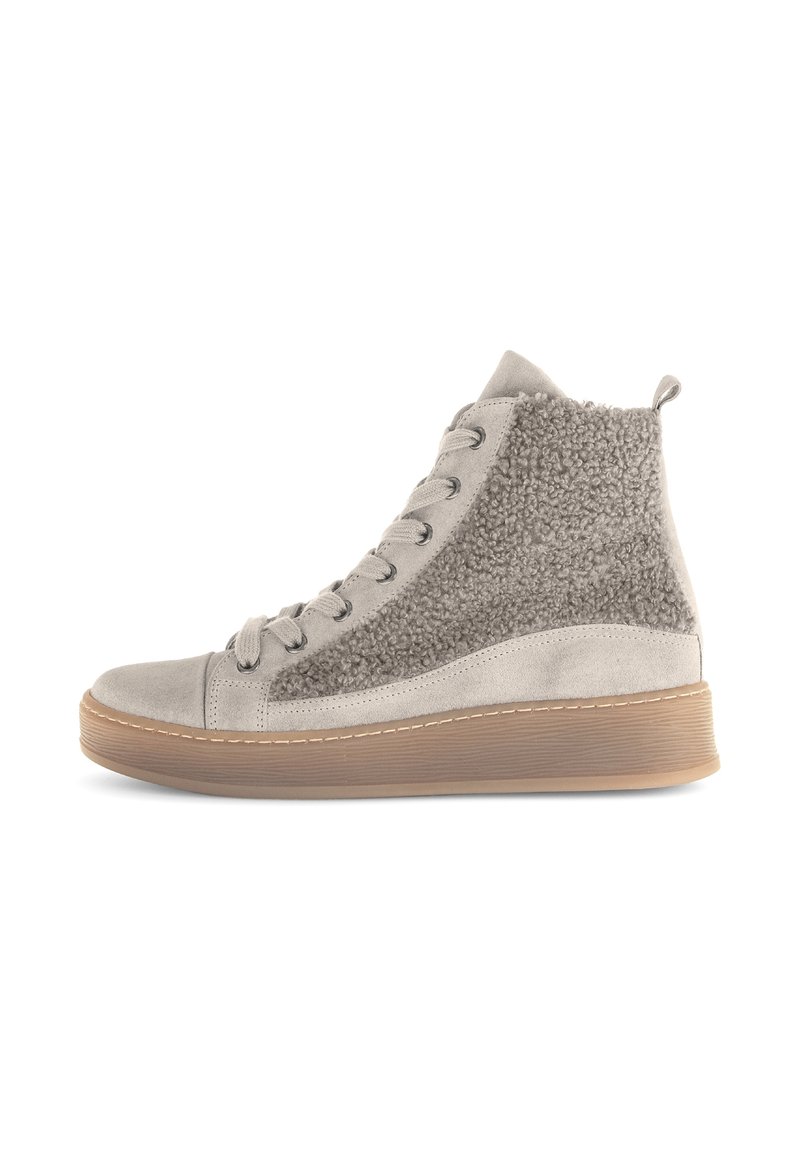 Baskets montantes en suède gris clair et en tissu fuzzy texturé. Comprend une semelle en caoutchouc, un devant à lacets et une sangle à l'arrière.