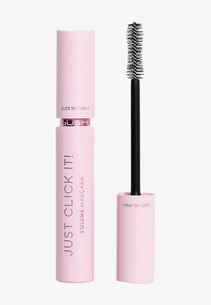 Roze tube van "Just Click It! Volume Mascara" met een zwarte mascaraborstel, los van elkaar, op een witte achtergrond.