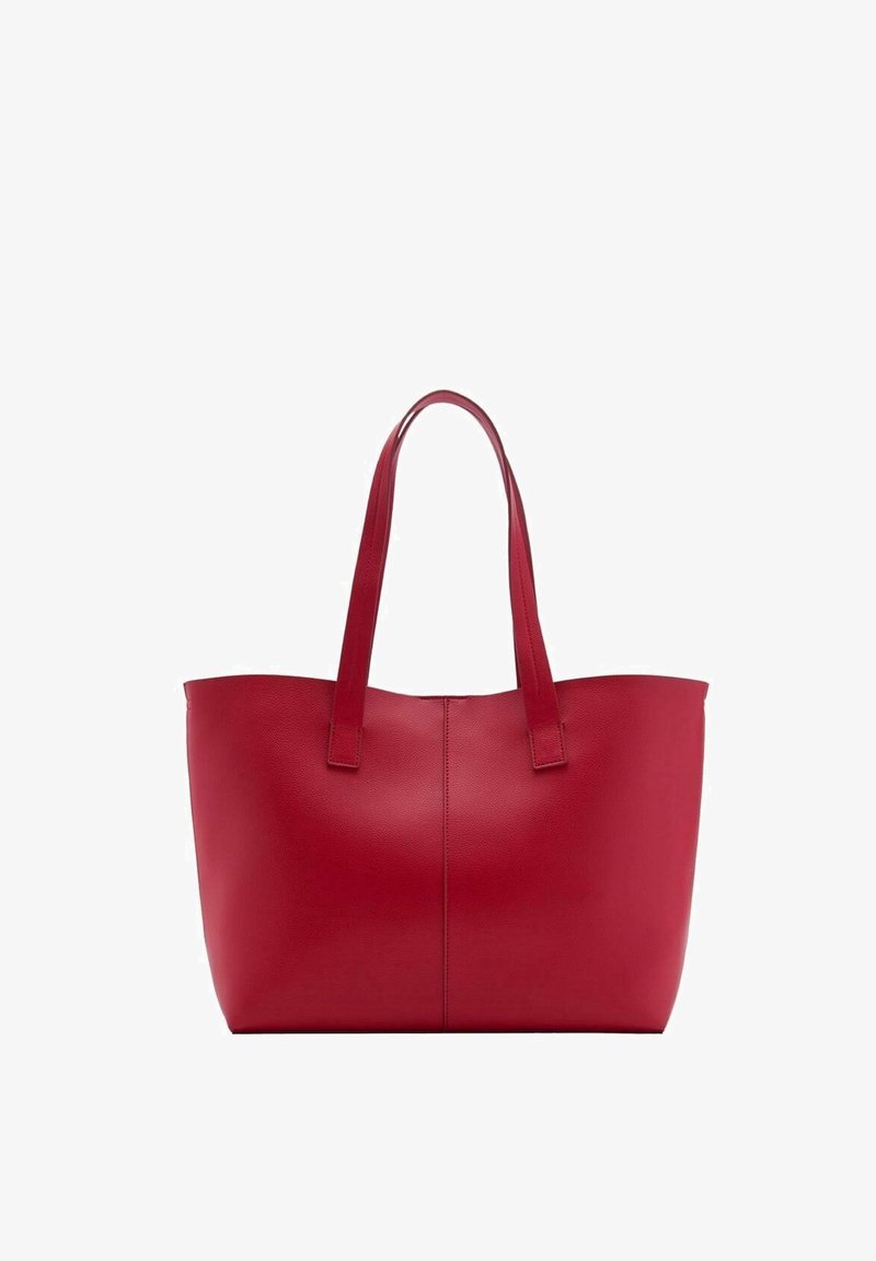 Sac cabas en cuir rouge avec deux longues anses et une surface lisse légèrement texturée, présenté sur fond blanc.