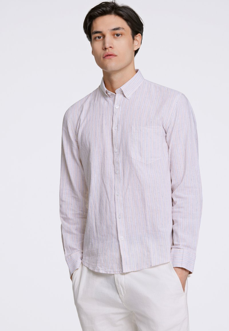 Camisa de manga larga y botones de tejido ligero con rayas verticales en colores pastel; cuenta con un bolsillo en el pecho y un diseño de cuello clásico.