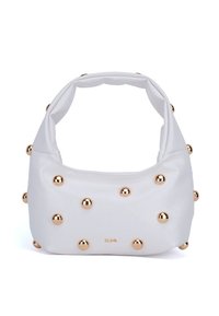 Bolso de piel sintética blanca con forma redondeada, decorado con tachuelas metálicas doradas distribuidas uniformemente por la superficie y una correa suave y plegada.