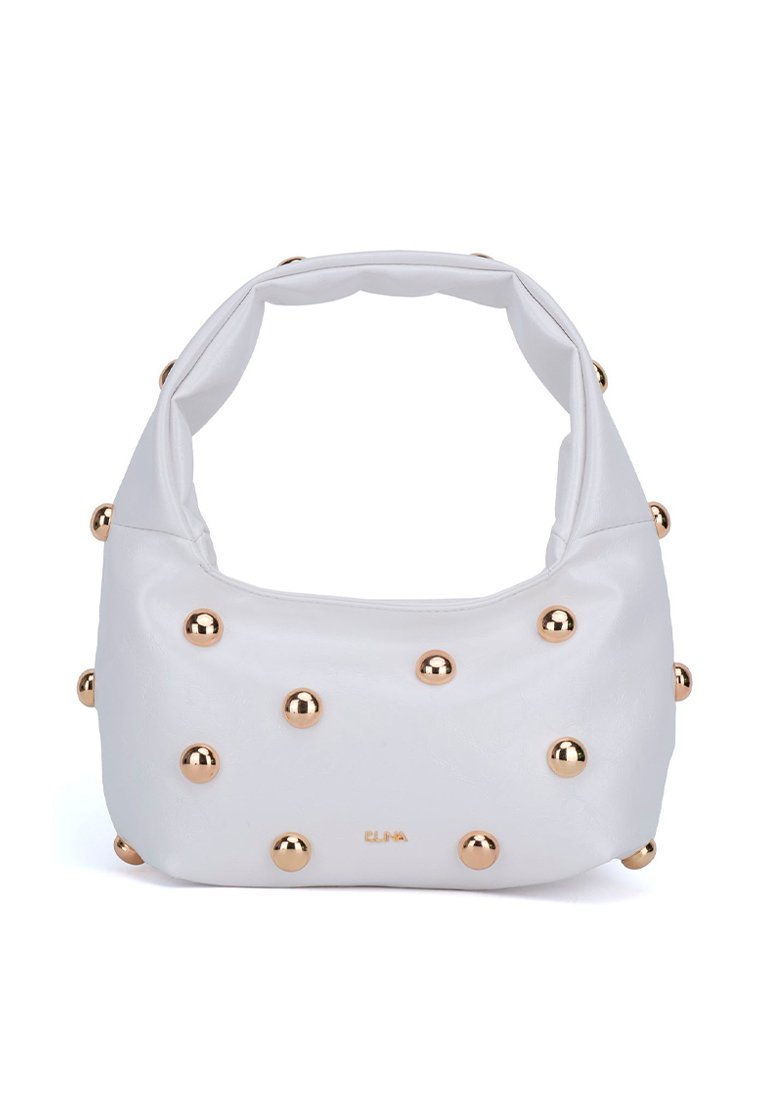 Bolso de piel sintética blanca con forma redondeada, decorado con tachuelas metálicas doradas distribuidas uniformemente por la superficie y una correa suave y plegada.