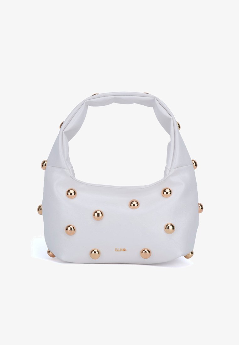 Bolso de piel sintética blanca con forma redondeada, decorado con tachuelas metálicas doradas distribuidas uniformemente por la superficie y una correa suave y plegada.