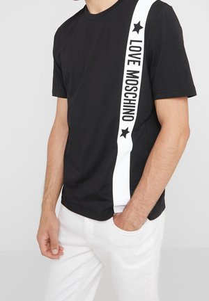 Zwart katoenen T-shirt met een witte verticale streep met de tekst "LOVE MOSCHINO" en stergrafieken, ronde hals en korte mouwen.