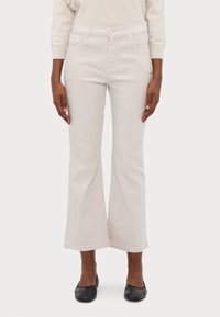 Jeans flare em bege claro feitos de denim. Apresentam cinco bolsos, passantes para cinto e fecho com botão. Textura suave com um design de perna larga.