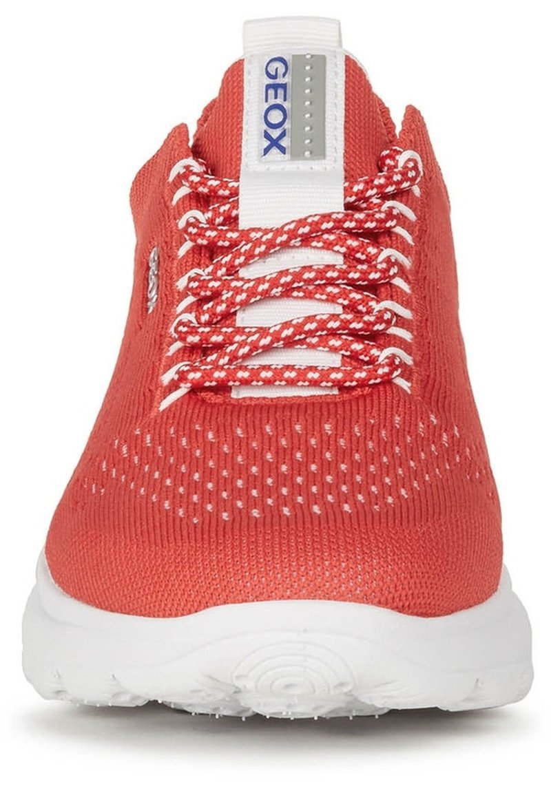 Zapatilla de punto roja con acentos blancos, que cuenta con una parte superior de malla, cordones en contraste y una suela blanca acolchada. Logo de Geox visible en la lengüeta.